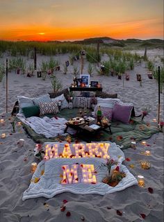 Proposal Idea Beach Proposals, Wedding Proposal Ideas Engagement, Surprise Proposal Pictures, Outdoor Proposal, Cute Proposal Ideas, Proposal Pictures, Dream Dates, Romantic Date Night Ideas, Beach Proposal