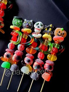 Reeses Halloween Treats, Halloween Candy Skewers, Halloween Kabobs For Kids, Halloween Candy Salad, At Home Halloween Party, Halloween Candy Kabobs, Halloween Kabobs, Candy Kabobs Diy Ideas, Halloween Candy Table Ideas