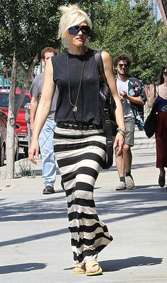 She's just so cool Gwen Stefani Fashion Style, Gwen Stefani Street Style, Gwen Stefani Hair, Black Docs, Gwen Stefani Style, Gwen Stefani And Blake, Striped Skirt, Gwen Stefani, Fashion Icon