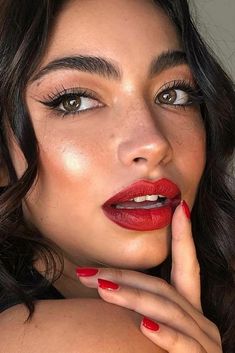 Fuller Lips Makeup, Bridal Lipstick, True Red Lipstick, Dark Lip Makeup, Lipstick Looks, Wedding Lipstick, Bold Lip Makeup, Deep Red Lips, Red Lipstick Looks