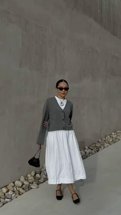 Grey Outfit Color Combos, Curtain Skirt, Japanese Skirt, Mission Outfits, Outfit Jupe, Outfit Color Combos, House Fits, Aesthetic Fall Outfit, Grandma Chic