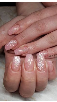 Pretty Christmas Nails Square, Snowflake French Tip Nails Square, Winter Nails Medium Length, Short Square Nails Winter, Medium Nails Ideas, Nails Ideas For Short Nails, Christmas Nails With Snowflakes, Christmas Nails Square, Sns Nails Designs