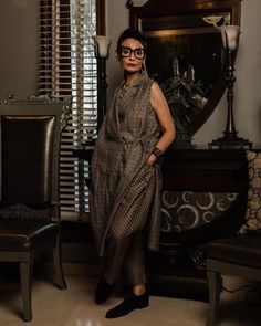 Roz Kaur (@roz_creativestylist) • Instagram photos and videos Roz Kaur Style, Roz Kaur Stylist, Roz Kaur, Dark Deco, Shirt Dress Outfit, Gallery Owner, Ageless Style, Business Style, City Style