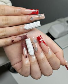 X Nails 2023 Christmas Red And White, Nail Inspo 2023 Christmas, Red Christmas Nails Baddie, Christmas Nail Sets Simple, Christmas Nails 2023 Long, Nail Ideas For Christmas 2023, Christmas Nails Inspo 2023, Baddie Christmas Nails Medium, Red And White Winter Nails