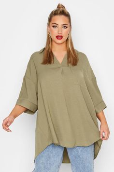 Shop LIMITED COLLECTION Curve Olive Green Pleated Front Top at Yours Clothing. Discover women’s plus size clothing in sizes 10-36 with fast delivery. Size 22 Women, Plus Size Summer Tops, Size 16 Women, Curve Fashion, Plus Swimwear, Slim Trousers, Stylish Plus, Plus Size Summer, Plus Size Womens Clothing