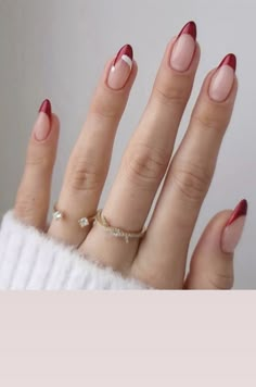 Oval Xmas Nails, Almond Short Nails Christmas, Minimalist Christmas Nails Almond, Soft Christmas Nails, Christmas Oval Nails, Christmas Nails Oval, Oval Christmas Nails, Minimal Christmas Nails, Simple Christmas Nails Almond