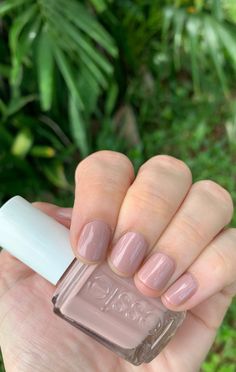 nails essie treat Fall Nails Essie, Grey Nail Art, Nails Essie, Gray Nails, Cnd Shellac, Nails 2020, Essie Nail, Types Of Nails, Minimalist Nails