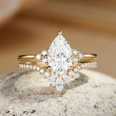 Vintage Engagement Rings Pear Shaped, Pear Ring Stack Wedding, Pear Engagement Rings Vintage, Pear Shape Engagement Ring Stack, Pear Wedding Ring Stack, Pear Ring Stack, Vintage Pear Engagement Ring, Pear Diamond Ring Set