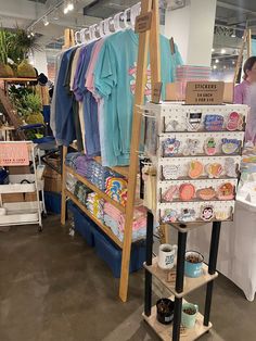 there are many items on display in the store