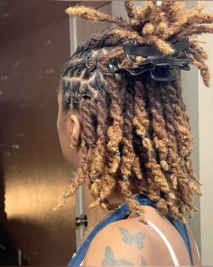 Locs With An Undercut, Loc Hairstyles Barrel Twist, Loc Tips Dyed, Stud Loc Styles, Retwist Locs Style Women, Barrel Twist Locs Women Short Hair, Styles Short Locs, Dread Hairstyles For Women, Locs Hairstyles Short