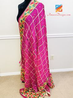 Magenta (Hot Pink) Aari Mirror Work Samosa Lace Fulkari Dupatta.

 Entdecken Sie mehr SAMTSCHAL , DUPATTA , PHULKARI

 📦 Unübertroffener KOSTENLOSER weltweiter Versand von Kanada in die USA, nach Europa, Australien, Neuseeland, Norwegen, Belgien, Dänemark, Spanien, Italien, Frankreich und überall sonst.

 ⭐️⭐️⭐️⭐️⭐️ 5-Sterne-Kundenbewertungen

 Jaspreet, Kanada ⭐️⭐️⭐️⭐️⭐️

 Die Choora, die ich bestellt habe, war unglaublich. Die Größe war perfekt und wunderschön verpackt mit süßen Dankesbrie Silk Thread Dupatta With Zari Work, Fitted Silk Dupatta With Zari Work, Festive Fitted Silk Thread Dupatta, Traditional Pink Silk Thread Choli, Transitional Multicolor Saree With Gota Work, Traditional Pink Silk Thread Blouse Piece, Raw Silk Dupatta With Gota Work For Traditional Ceremonies, Pink Fitted Dupatta With Cutdana, Fitted Silk Thread Dupatta For Eid