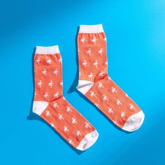 Step into the wild with our "Fabulous Flamingo" Men's Socks! These fun socks feature a playful peachy orange base adorned with white flamingos, making them the perfect choice for anyone looking to add a pop of colour to their wardrobe. Why You'll Love These Socks: ●Premium Egyptian Cotton: Crafted from 80% Egyptian cotton, our socks are incredibly soft, cozy, and durable. The longer fibres ensure that these cotton socks feel like you're walking on a cloud, while also keeping your feet cool and d White Flamingo, Peachy Orange, Funky Socks, Fun Socks, Flamingo Pattern, Unique Gifts For Him, Pattern Socks, Cozy Socks, Men's Socks