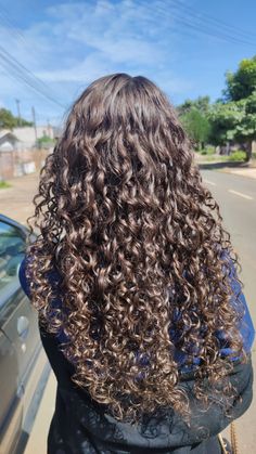 #cabelocacheados #cabeloscacheadoscastanhos #cabelo Mixed Girl Hairstyles, Curly Hair Beauty, Natural Curly Hair Cuts, Brown Curly Hair, Hair Stylies, Curly Hair Inspiration, Curly Girl Hairstyles