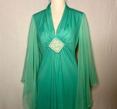 Vintage 1970s Emerald Green JC Penney Fashions dress. In perfect condition.  Fits like a modern day size 4-6. I can give exact measurements if needed. Green 70s Dress, 1970s Formal Dress, 1970s Vintage Evening Dress, 70s Outfits Dress, 70s Formal Fashion, 1970s Disco Fashion, 70s Formal Dress, 1970s Fashion Disco, 1970s Prom Dress