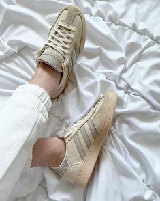 Adidas Handball Spezial, Adidas Handball, Adidas Samba Og, Adidas Campus, Beige Aesthetic, Parisian Chic, Adidas Gazelle, Adidas Samba, White Beige