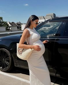 Twins Pregnancy Belly, Pregnant Twins, Twin Pregnancy Belly, Kylie Jenner Baby, Couple With Baby, Cute Pregnancy Pictures, Chic Outfits Classy, Maternity Chic