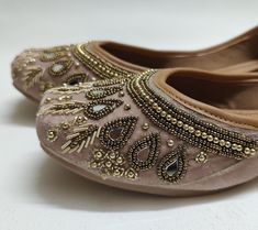 Introducing our exquisite handcrafted ladies Cream & Beige khussa jutti, a blend of elegance and tradition designed to adorn your feet with timeless beauty. Crafted with meticulous attention to detail, this stunning khussa features a captivating Grey hue embellished with a delicate gold floral pattern, accentuated by shimmering sequins for a touch of opulence. NOTE : Product colour may slightly vary. Thank you Jutti Punjabi, Punjabi Jutti, Punjabi Wedding, Cream Beige, Gold Floral, Embroidery Work, Wedding Shoes, Timeless Beauty, Flat Shoes Women