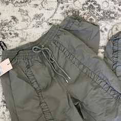 Us 4/Uk 8 Nwt Spring Athleisure Cargo Pants With Drawstring, Spring Stretch Cargo Pants With Drawstring, Spring Sporty Khaki Parachute Pants, Spring Bottoms With Ruched Sides, Spring Casual Pants With Ruched Sides, Solid Ruched Pants For Spring, Sporty Khaki Parachute Pants For Spring, Casual Pants With Ruched Sides For Spring, Plain Ruched Pants For Spring