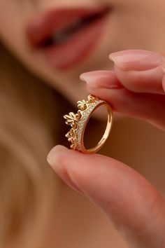 Jwellary Unique Gold Ring, Gold Ring Designs Wedding, Big Gold Rings For Women, Queen Rings Princess Crowns, Womens Gold Ring Designs, Womens Rings Gold, Beautiful Rings For Women, Crown Ring Queen, Latest Gold Ring Design For Women 2020