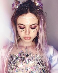 Festival glitter Inspiration - make up of the day Festival Makeup Tutorial, Make Carnaval, Boho Makeup, Make Up Gold, Festival Makeup Glitter, Festival Glitter, Rave Makeup, Festival Inspiration