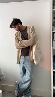 beige cardigan, brown uniqlo t-shirt, light blue baggy jeans, new balance 530 trainers