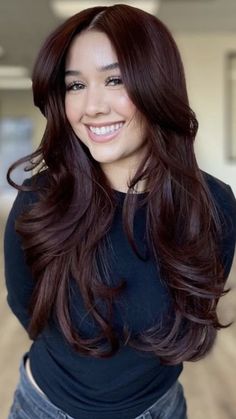 Find more long layered haircuts for women , butterfly haircut ideas , long layered hair cuts , long hair with layers , long hair with curtain bangs and more! Pelo Color Vino, Hair Burgundy, Wine Hair Color, Mom Hair, Plum Hair, Red Balayage, Brown Hair Looks