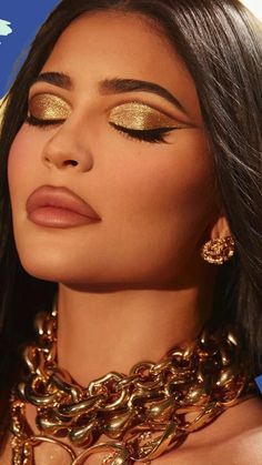 Gold Goddess Braids, Greek Goddess Makeup, Versace Makeup, Kylie Jenner Makeup Look, Maquillage Kylie Jenner, Cleopatra Makeup, Golden Eye Makeup, Egyptian Makeup, Golden Makeup