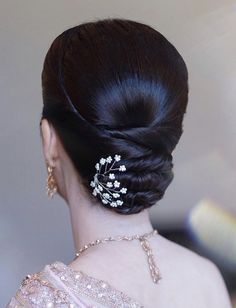 Hairstyles Juda, Simple Bridal Hairstyle, Hair Stail, Sanggul Modern, Black Wedding Hairstyles, Haircut Styles For Women, Wedding Hair Headband, Bridal Hair Buns, Hairdo Wedding