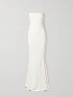 Jacquemus' 'Aro' dress is part of the brand's art-inspired 'Les Sculptures' collection, which is comprised of elegant yet minimal silhouettes. Cut from white jersey, it has a subtle fold-over neckline and falls to a floor-pooling hem with a contrasting black stripe. The split back ensures ease of movement. Maxi White Dress, Parent Dr, Dressy Hats, Expensive Dresses, Jersey Maxi Dress, Long Gown Dress, Fantasy Gowns, Maxi Jersey Dress, Ladies Tops