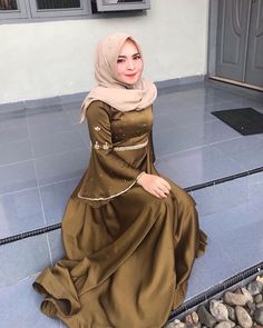 Dress Pesta, Street Hijab Fashion, Pencak Silat, Golden Dress, Iranian Women Fashion, Muslimah Dress, Dress Muslim