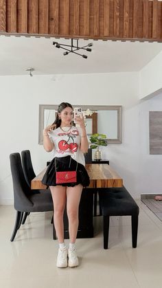 Ig: itsdenval Outfit Buchifresa, Tshirt Outfit Summer, Shein Outfits, Effortlessly Chic Outfits, Model Poses Photography, Tshirt Outfits, Basic Outfits, Girly Outfits