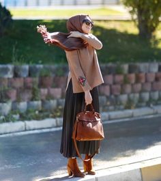 Classy Hijab, Street Hijab, Hijab Ideas, Hooded Sweatshirt Dress, Arabic Style, Modern Hijab, Hijab Look, Turkish Style, Hijabi Style