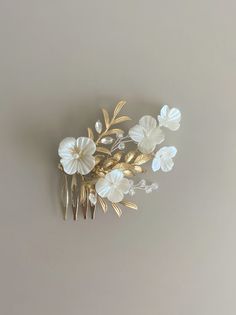 Art Deco Style and elegant handcrafted bridal hair comb with gold color. This wedding accessory made by using porcelain clay and brass leaves which is lightweight, unbreakable and slightly flexible.  Since all of my products are custom-made, each of them has small differences which makes your chic accessory unique and extremely personal. This stunning and vintage style headpiece is the perfect hair accessory for all kinds of special occasions. I recommend it for weddings, engagements, proms, bachelorette parties, festivals to create a more elegant hairstyle! I design and create everything in my workshop in the small town I live in, Olympos. It is a world-famous ancient town which is known as the city of "gods and goddesses". The town has a historical and a unique natural beauty which inspi Unique Bridal Hair Comb, Gold Flowers Wallpaper, Vintage Hair Combs Wedding, Veil Hair, Gold Headpiece Wedding, Bridal Hair Down, Elegant Hairstyle, Vintage Hair Combs, Bridal Hair Jewelry