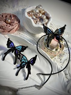 [Papillon noir dansant, couleurs de rêve] Les boucles d'oreilles sont conçues avec un papillon noir exquis, inspiré des rêves les plus brillants du ciel nocturne. Le papillon noir déploie ses ailes et est sur le point de voler, mais ses ailes sont parsemées de bleu et de violet de manière inattendue. clignote, comme des étoiles tombant dans le monde des mortels, et chaque léger mouvement dégage un éclat charmant. Lorsque le soleil brille sur les ailes, il réfracte différentes lumières. Ce n'est The Black Butterfly, Cool Butterfly, Dreamy Colors, Earrings Butterfly, Dance With You, Black Butterfly, Butterfly Earrings, Different Light, Earrings Sterling Silver