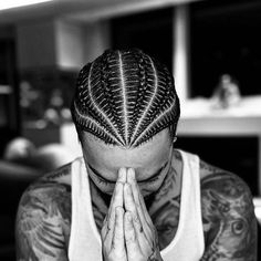 Tranças Nagô para homens: história, dicas e versatilidade – Bugre Mexican Cornrows, Men Braids Hairstyles, Fade Haircut Designs, Braids With Fade, Braided Hairstyles Men, Braided Man Bun, Latest Braided Hairstyles