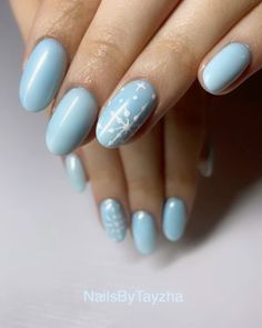 Winter Christmas Nails Pale Blue Nails With Snowflakes, Blue Nails White Snowflake, Christmas Nail Inspo Snowflake, Dark Blue Snowflake Nails, Light Blue Snowflake Nails, Snowflake Nails Blue, Blue Nails With Snowflakes, Snowflake Nails Simple, Simple Snowflake Nails