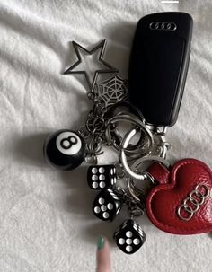 Carabiner Ideas, Car Keys Aesthetic, Keys Aesthetic, Keychain Aesthetic, Cool Keychains, Girly Car Accessories, Car Deco, Carabiner Keychain, Girly Car