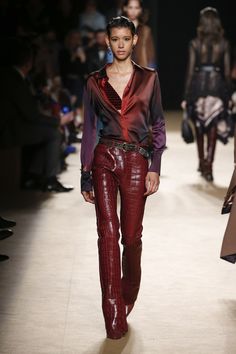 Roberto Cavalli Fall 2018 Ready-to-Wear collection, runway looks, beauty, models, and reviews. Robert Cavalli, Leather Couture, Glam Rock, Mode Vintage, Roberto Cavalli, Couture Fashion, Leather Fashion