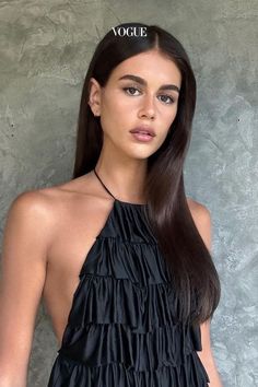 Kaia Gerber’s chocolate glaze hair is one of 2024’s biggest colour trends | Vogue.nl | Photo: Instagram @brycescarlett | #KaiaGerber #Chocolate #Hair #Inspiration #BrownHair #Brown #Brunette Glossy Hair Color, Liquid Hair, Glossy Hair, Celebrity Hair Stylist, Kaia Gerber, New Hair Colors, Hair Color Dark, Dark Brown Hair, Cool Hair Color