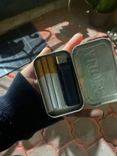 Mint Tin Crafts, Altoids Tins, Inside My Bag, Mint Tins, Handbag Essentials, Puff And Pass, Tin Boxes, Just Girly Things, Cute Crafts