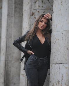 Ripped Knee Jeans, Brunette Models, Stylish Fashion, Happy Sunday, Cute Fashion, Short Outfits, Stylish Outfits, Trendy Fashion, Fall Outfits