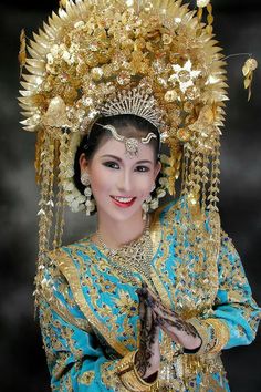 Foto Indonesian Wedding, West Sumatra, Hijab Wedding Dress, Bridal Headdress, Wedding Costumes, Traditional Costume, World Cultures, Bridal Dress, Wedding Attire