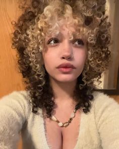 Short Curly Hair Dyed, Curly Hair Cuts 3c, Rezo Cut Curly Hair, Curly Hair Advice, Curly Afro Hair, Dyed Curly Hair, Dyed Hair Inspiration, Dyed Natural Hair, Honey Blonde Hair