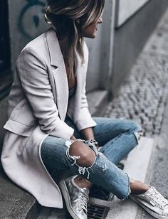 Sneaker Street Style Women, Coat Street Style, Sneakers Street Style, Cooler Look, Outfit Trends, Long Jacket, 가을 패션, On The Ground, Rachel Zoe