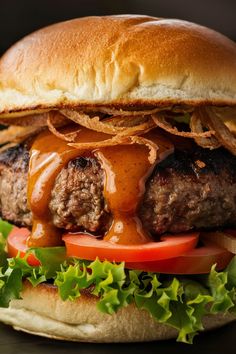 Juicy burger with crispy onions, fresh lettuce, and tomatoes, topped with a rich sauce. Homemade Burgers, Burger Sauce, Veggie Dip