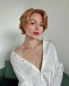 Hot Pixie Haircut, Above The Chin Haircuts, Pixie Hairstyles Straight Hair, Kallmekris Haircut, Kris Collins Hair, Kallmekris Hair, Ear Length Hair With Bangs, 90s Pixie Cut Straight Hair, Bixie Haircut Girl