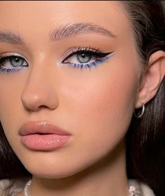 Makeup Looks For Dusty Blue Dress, Edgy Eye Makeup Looks, Bottom Liner Make Up, Blue Bottom Liner Makeup, Night Out Eyeliner, Rinestine Eye Makeup, Negative Space Eyeliner, Color Under Eye Make Up, Make Up Yeux Bleus