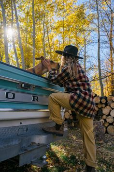 Our iconic #500 boot turned up a notch in the Classic #550 boots. More bells. More whistles. More comfort. Fall Outfit Outdoors, Blundstone Boots Aesthetic, Muddy Boots Aesthetic, Ladies Blundstone Boots, Blundstone All Terrain, Blundstone Outfit, Urban Cowboy Style, Blundstone Boots Blundstone Usa