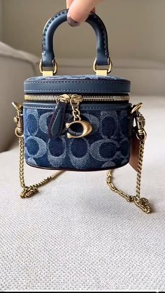 Beautiful mini coach purse Via @sumimasin on tiktok Mini Coach Purse, Mini Coach Bag, Mini Purse Aesthetic, Coach Mini Bag, Vanity Bag