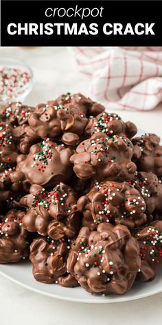 Crockpot Christmas, Christmas Candy Easy, Easy Christmas Candy Recipes, Crockpot Candy, Resipi Kek, Chocolate Covered Peanuts, Christmas Baking Recipes